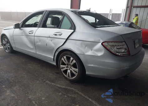 2012 Mercedes-Benz C 250 Luxury z USA, uszkodzony, nr VIN WDDGF4HB7CR233289